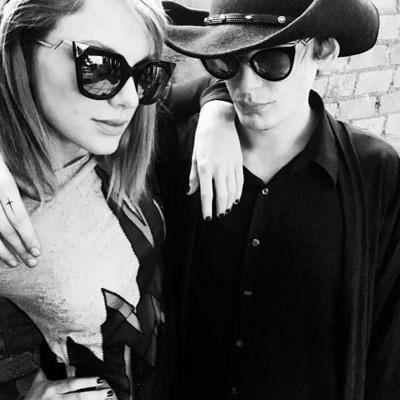 I love Tay (•̀ᴗ•́)و ̑̑