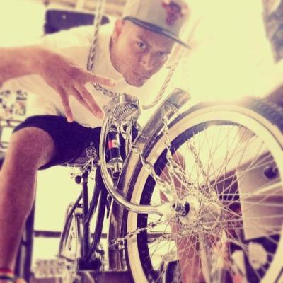 Sou Renato No Estilo Chicano Na Rua ando Gingando Cabeça Raspada De Calsa Bege e Tênis Branco... Sempre Ligado No Movimento Com Visão Nunca perdendo Tempo