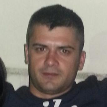 Sunt Marian. Imi place #fotbalul si manelele. Si sa manc seminte.