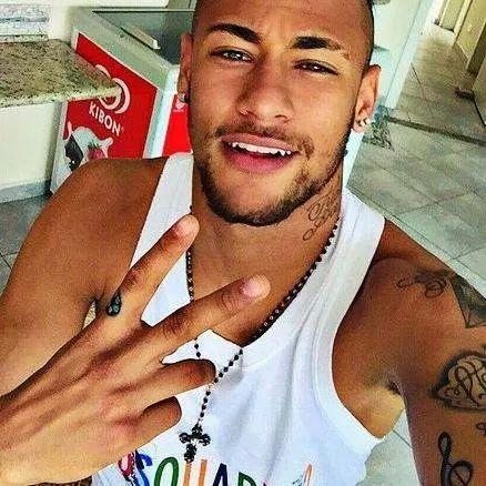 Esse teu jeito sereno. Esse teu corpo moreno. Esse teu olho pequeno. Eu não consigo parar de olhar,NeymarJúnior❤  || Barça ❤