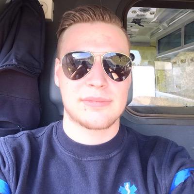 Salut, je suis sur twitter parce que je me fait chier sur fb Je follow back 100% Instagram : crack_blick Face : yo crackblick Snapchat : crackblick