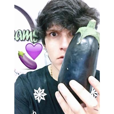 Mi dueño es: @Screamau. #BerenjenadeMau #MyB. Soy una berenjena. 20 años. Soltera. Queretaro.