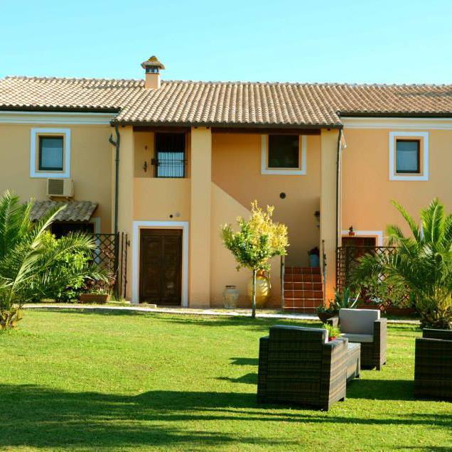 Country House Grange del Conero, Numana (Marche) a 700 metri dal mare, nel Parco e Riviera del Conero. Piscina interna. Tel.0717391041