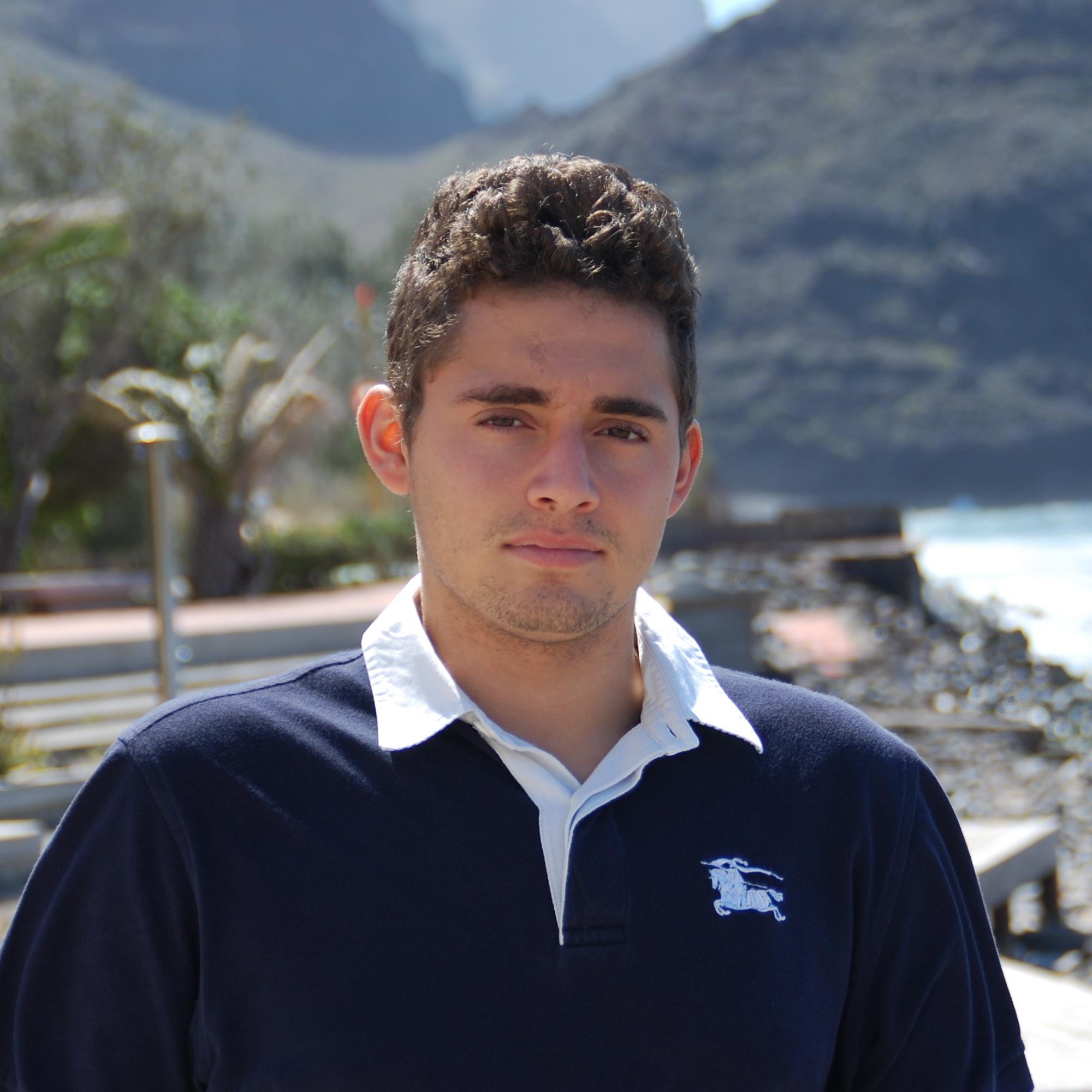 Graduado en Ingenieria en Tecnologías de Telecomunicación y estudiante de máster. Apasionado del basket y los videojuegos.