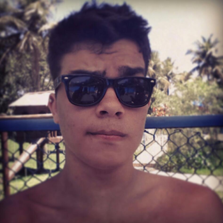 Corinthiano fanático, pratico Surf e skate quando posso, sempre em busca de uma nova aventura. Eclético mais com uma leve preferência por Rock.