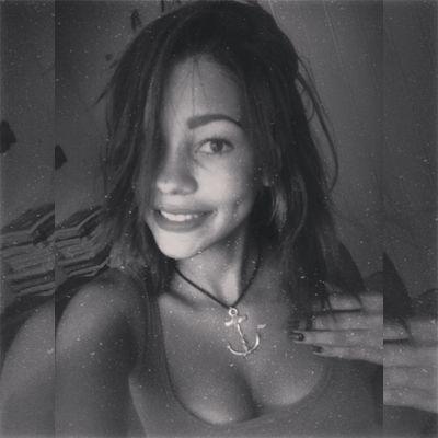 Ela é de fase, toda bipolar. Cheia de marra, durona por fora e coração mole por dentro. Toda inocente, toda estressada e toda apaixonada.