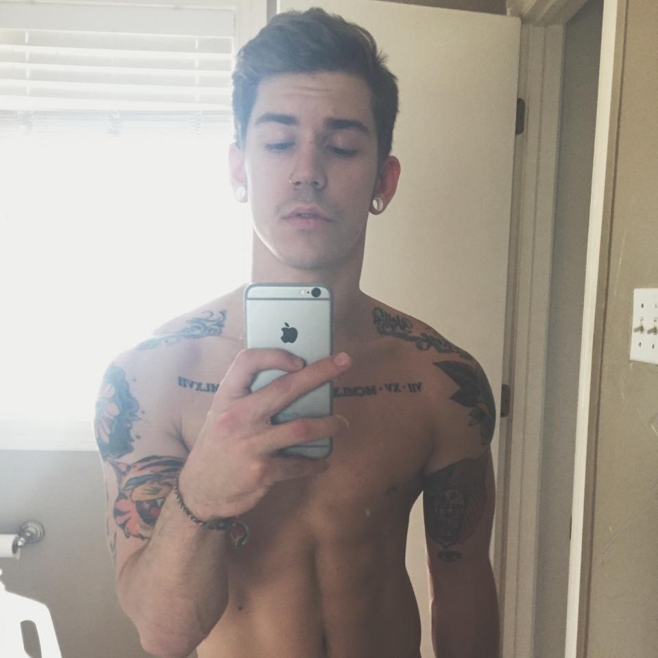 Um cara tranquilo, de bem com a vida .. Namorando á @ThalitaVitória *