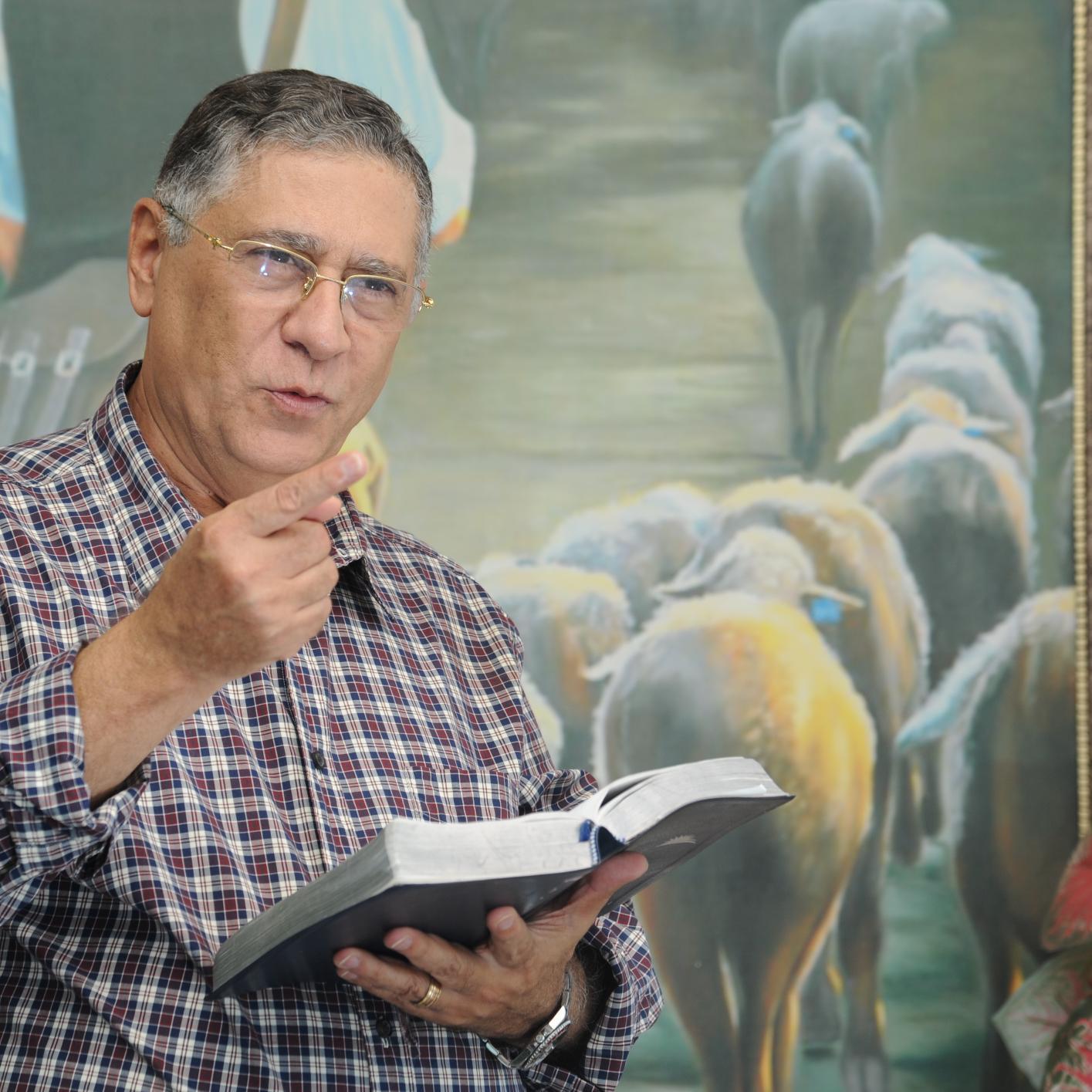 Líder e apóstolo do ministério Luz Para os Povos.