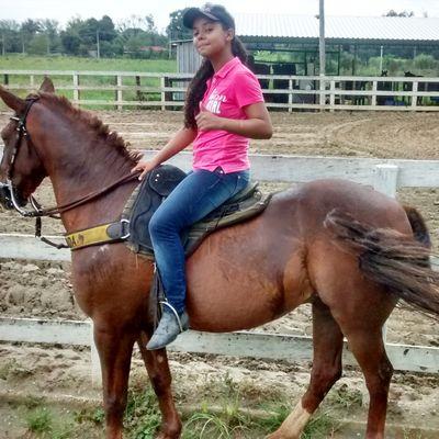 Pratico um dos melhores esporte do mundo Vaquejada Tenho uma otima montaria ao meu lado Don Fred