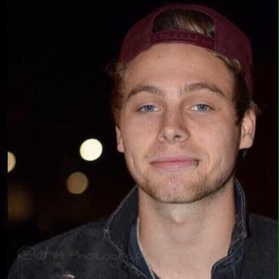 HI THIS IS A FREE FOLLOW PLEASE FOLLOW @Promotions5SOS IT WOULD MEAN ALOT THANKS ✨✨✨