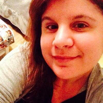 All-round copywriter, shy DJ, bold libraries & arts fan, friends & family loving girl lost in the web and SouthEast London.