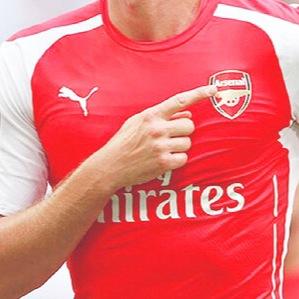 Arsenal, BVB, France and Germany are my teams. Dat Guy Welbz is my hero. I follow back.