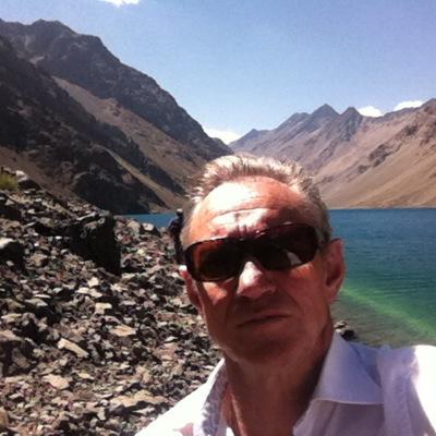 Ondernemer / Grondlegger VanderHelm Bedrijven. Bestuurder VNO-NCW. en Join-S. Hobby's: racefietsen, Feyenoord, schapen houden.