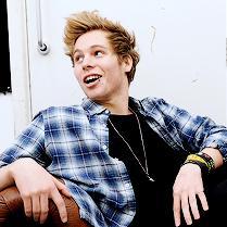 Follow ur dreams & do not give to get -Luke Hemmings | @Luke5SOS pls follow me!! i loveu | 5sosfamily 4ever