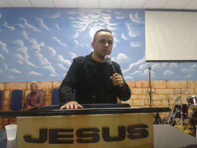 Rogério santana , casado com Walquiria Santana , filha Victória santana... Evangelista na Comunidade Evangelica Altar de Deus , ama missões vidas para Cristo.