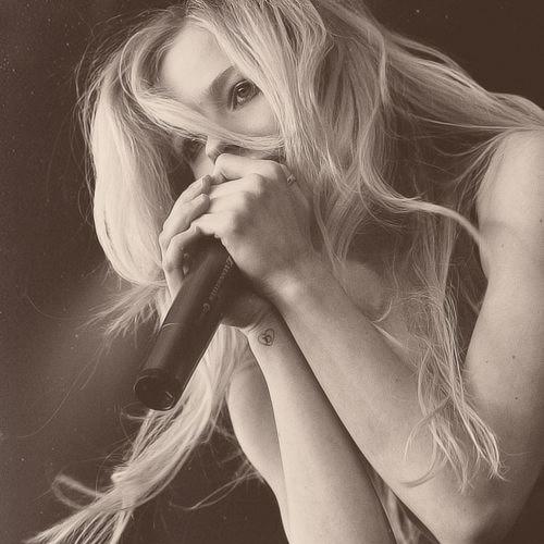 Avril we pray to you that you get well soon and we love you. You must be strong. We miss you. #PrayForAvril #GetWellSoonAvril