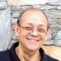 Experto en el Desarrollo y Ejecución de Proyectos de Mobiliario Modular para la oficina. UCAB, Magister en Administración de Empresas y Músico por afición.