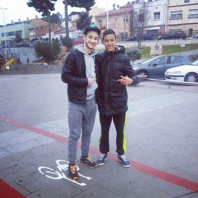Es un jugador de fútbol que juega muy bien al futbol y es fan de Jeebli tiene 13 años y va a tener un hermanito o una hermanita