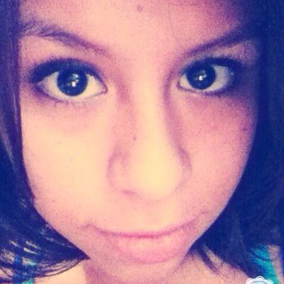 Soy rara, loca, divertida, alegre y amo los videojuegos tanto como oir musica leer y ver peliculas XD