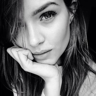 « Les filles sont irréelles, elles se promènent comme des anges sur l'arc-en-ciel de nos rêves. »