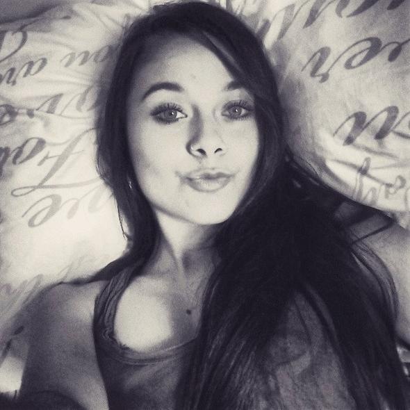 1D, Little Mix, Beyonce.Uma garota muito doida que ama Batatas Nutella Pizza, tudo que é engordável. Sou marida de 5 Gays  MY LOVE IS 1D. JESSIE J LOVE YOU