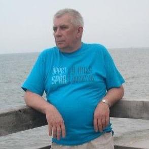 Hobbysta. Z zamiłowania wędkarz. Grzybiarz. Rencista. Były kierowca PKS. Mąż Pusi od 40 lat.