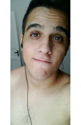 Julio 19 anos, Lindo, chato, corinthiano, taurino, playstation, iPhone, Tomorrowland, estudante de Direito, objetivo: Desembargador. instagram/a_jurist_prince
