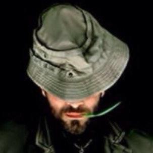 آسِر ، و رجل مُستحيل ، لا أخجل مِنْ كوني رجل له ماضٍ ، أعلمُ أني مُلهم و سرٌ عظيم لذا ، أحكم قبضتك على قلبك قبل أن تقترب مني . كتبت لـ #ألف_ليلى_وليلى