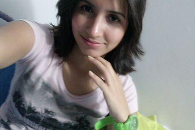 Solo soy Oriana Sinay, sonrio, como y vivo. Sin azúcar por favor.