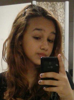 tenho 12 anos!adoro cantar!sou carinhosa,brincalhona!bastante.sou guinatica!e pedrinatica!!