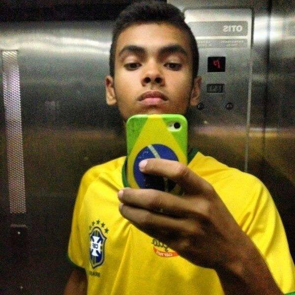 Estudante,Curioso,Amoroso e Carismático,14 anos . Blog :http://t.co/UeVjCwbgu3 .