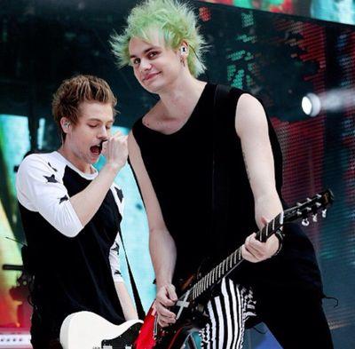 Cuando @onedirection y @5SOS me sigan la pondre en mi descripcion