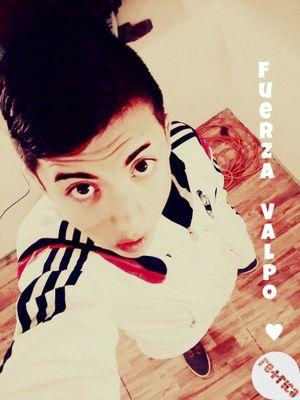 me llamo jayson tengo 14 voy en el liceo baron amo a mi polola ♥ soy de la T_T escuxo reggae y me gusta jugar a la pelota :3
