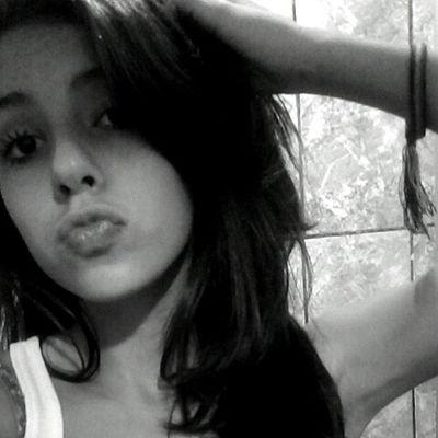 Ela é paz pra palestina,fé da babilônia,respeito e disiplina,boba e brincalhona