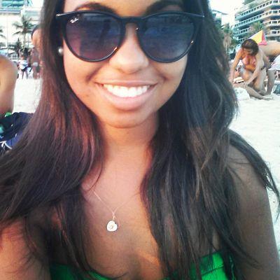 “Eu não sou legal, não mesmo. Acho que sempre tenho razão.Não sei receber elogios, fico sem saber o que fazer ai apenas sorrio...”
— Clarissa Corrêa.