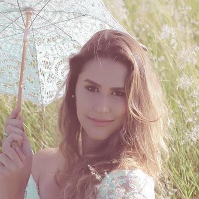 Sonhadora, impaciente e algumas vezes irritante. Adora british pop e um old rock n' roll. Brigadeiros, livros e passatempos a fazem mais feliz. : ]