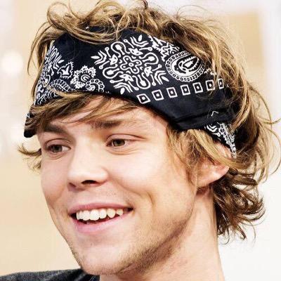 |HES and AFI are bae| ~Living life the best way I can~ •Stay happy, not crappy• -Queen of the New Broken Scene-