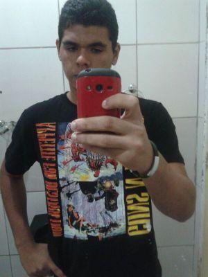 Sou fã de Guns N' Roses, Sou guitarrista, compositor, poeta, 20 anos, aquariano, amo o Slash. #MarombaNato