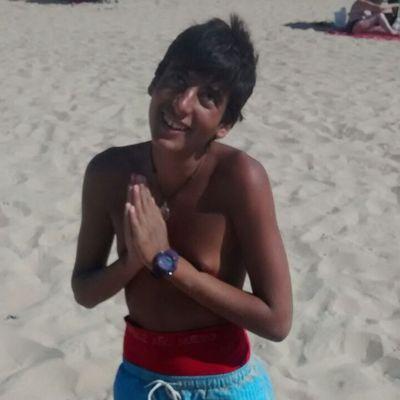 Sacandome pelotillas del ombligo desde el 2000. Chirigotero sencillo de Cadi Cadi. Cadista del Cádiz. Estudiante libre/rimbombante.