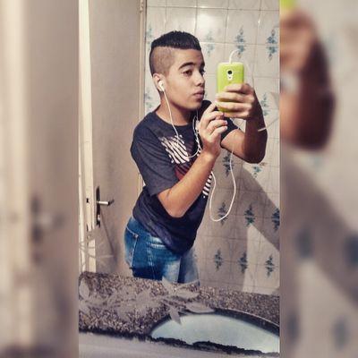 Sou os que muitos queria ser! Sincero positivo adoro fazer amizades Me sigam que eu sigo de volta... Whats:11-9-8888-4372
