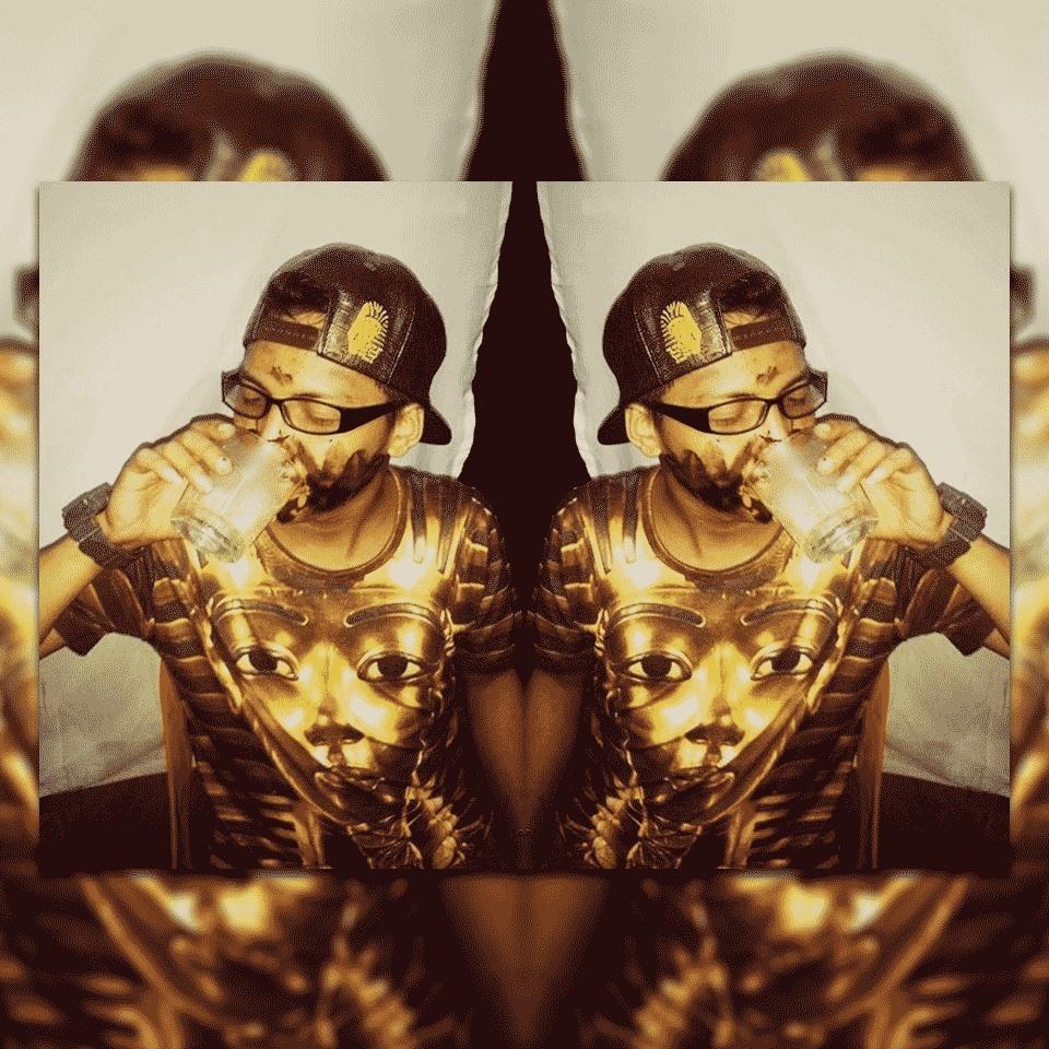 King always protect her Queen ♥