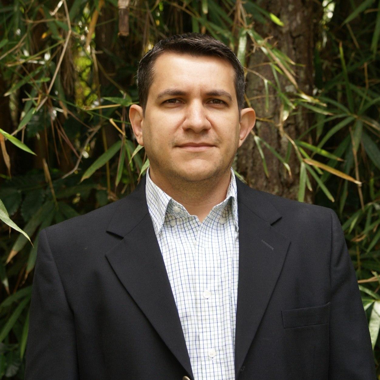 Emprendedor autónomo en Canarias con grado de ingeniería en TIC y con experiencia en seguridad de la información y negocios.