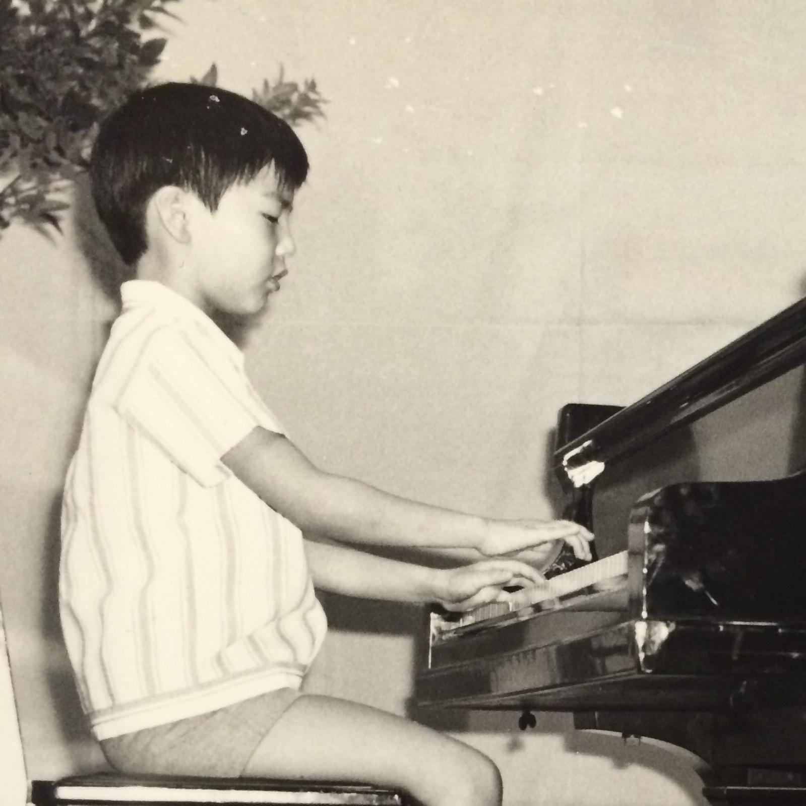 岡本ひろし a.k.a.おかんぴ。大阪市大正区出身。キーボーディスト兼ボーカリスト兼勤め人。オフコーストリビュートバンドThree and Twoでキーボード&ボーカル担当。SeesawMusic、大阪コロコロ族等のバンドでピアノ＆キーボード弾いてます。好きなもの：音楽、鍵盤楽器、モータースポーツ、現代アート