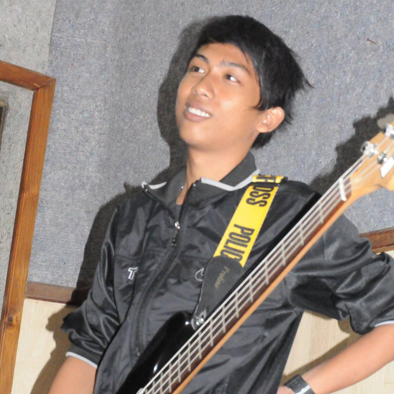 I'm a man, i'm bassist player in RADAR_Band. I love rock music,,, TIME TO RAAAWWWKKK