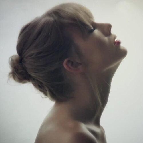 jadi gue itu prd taylorswift. jadi gue itu bintang iklan kacang telur garuda. jadi gue itu mau nanya lo knp baca bio gue serius bgt?