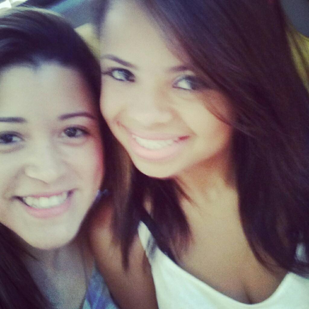 Huum... Nem sei por onde começo... e muito difícil me descrever, só me conhecendo mesmo para ver como eu sou!!! 
follow me!!!!!