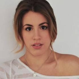 Laura es mejor que tú.