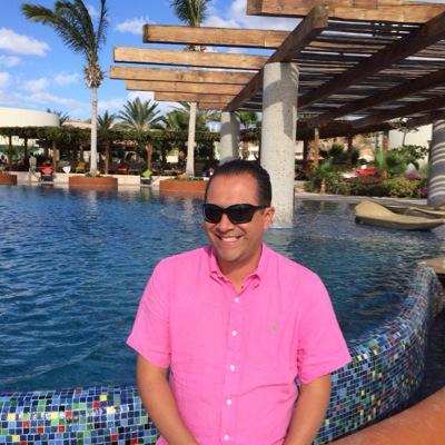 Cirujano Dentista, especialista en Implantes Dentales y Rehabilitacion Bucal.