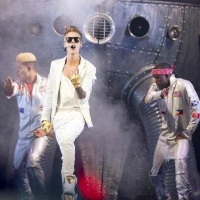 HEY LADIES AND GENTS ! im a REALLY BIG FAN GIRL & I LOVE CONCERTS AND MEET / GREETS ! FOLLOW ME PLEASE ! ( sometimes i have info ) LOVE YALL !