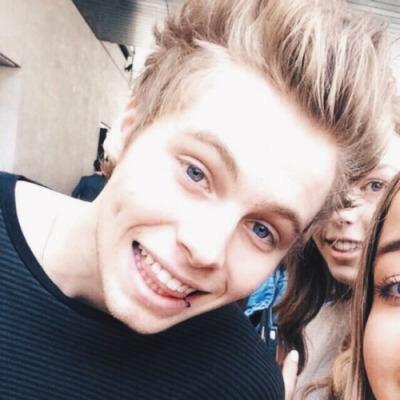 follow @ASH5SOSXD and @weloveyou5sos12